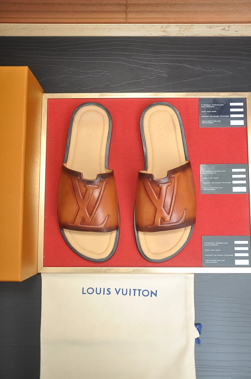 Men's shoes 💰360💶 [Louis Vuitton LV slippers] (high-end cowhide) counter 1:1 fashion style, a must-have for summer! The designer used LV’s iconic outsole. The original simple slippers instantly become fashionable! The upper is made of flexible special cowhide leather straps alternately, and the workmanship is exquisite! A must-have for stylish men in summer, size 38-46 (45 46 customized)